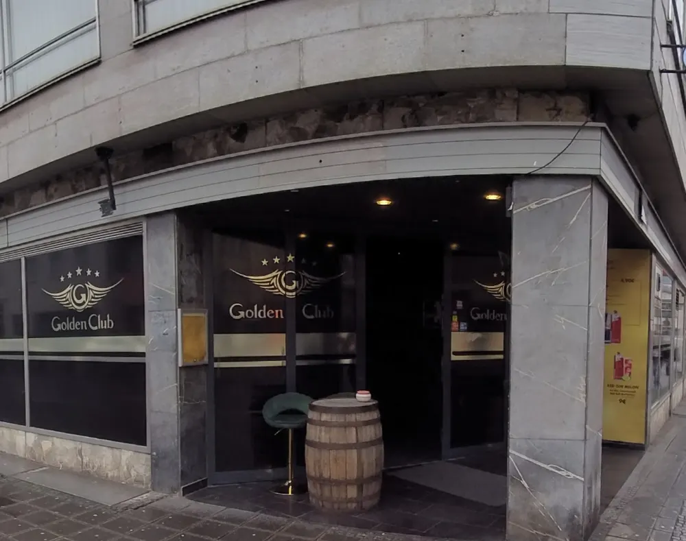 Eingang des Golden Club an der Färberstraße mit goldenem Logo an den Fenstern