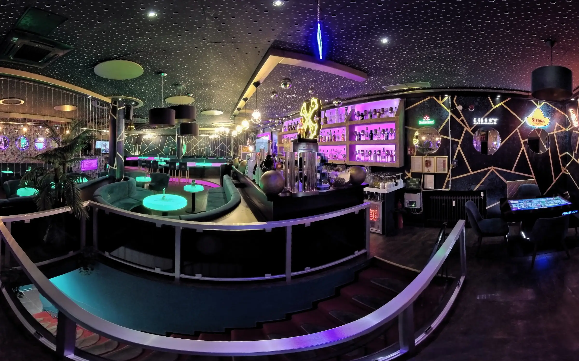 Die Lounge des Golden Club: Sternenhimmel-Decke, leuchtende Tische, Samtsofas und die beleuchtete Bar