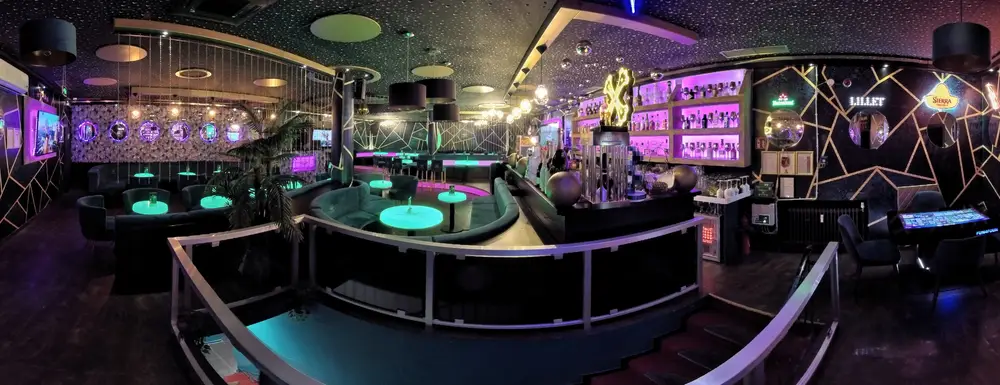 Panorama der Lounge mit Bar, Samtsofas und goldenen Linien an der Wand